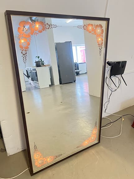 Stor spegel med belysning säljes