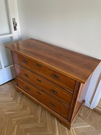 Byrå i mörkt trä