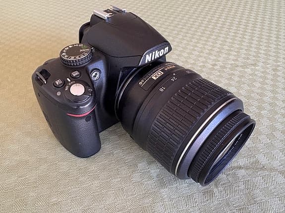 Nikon D3000 med AF-S DX Nikkor 18-55mm VR