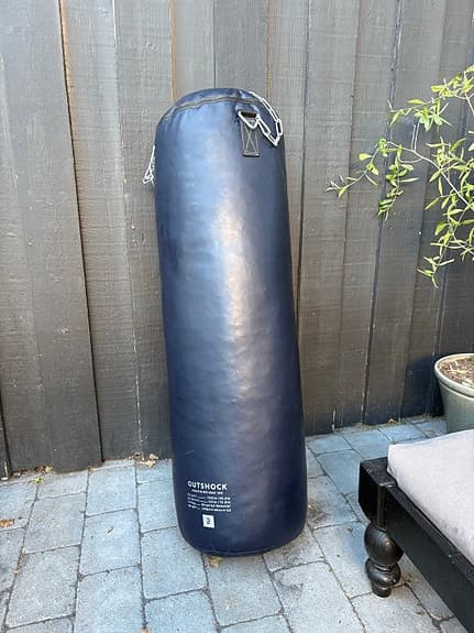 boxningssäck med boxningshandskar