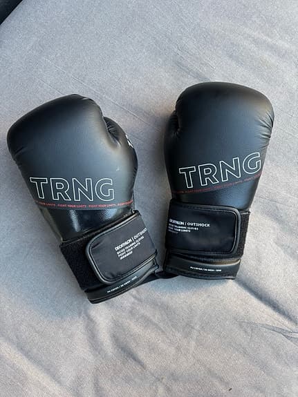 boxningssäck med boxningshandskar