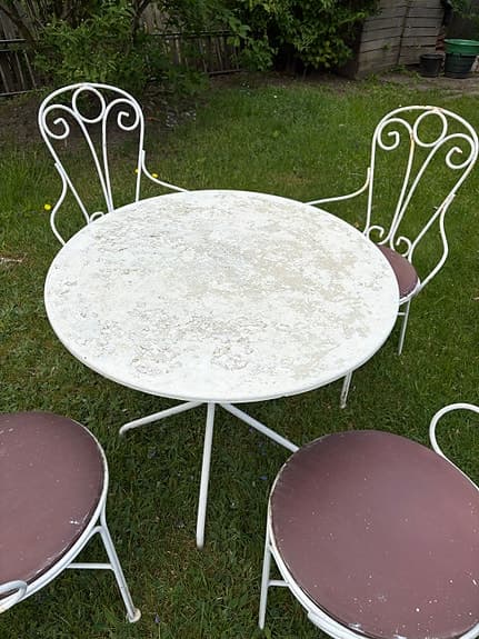 Runt trädgårdsbord med 4 stolar i vit metall