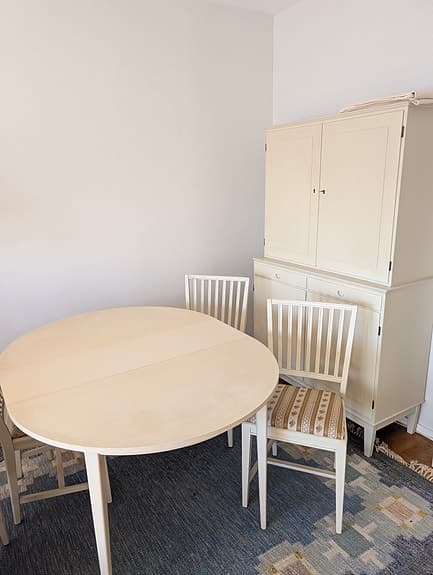 Matgrupp med runt bord, 4 stolar och vitrinskåp i vitt