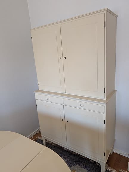 Matgrupp med runt bord, 4 stolar och vitrinskåp i vitt