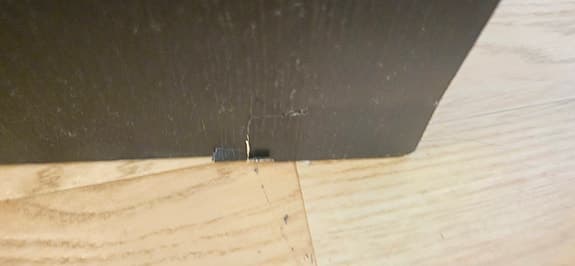Svart malm byrå med 3 lådor och breda guld handtag.
3 lådor .