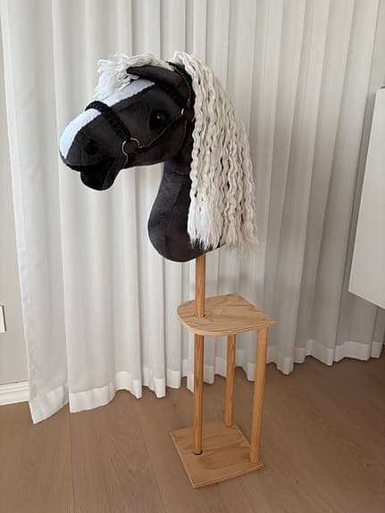 Handgjord käpphäst med ställ