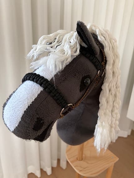 Handgjord käpphäst med ställ