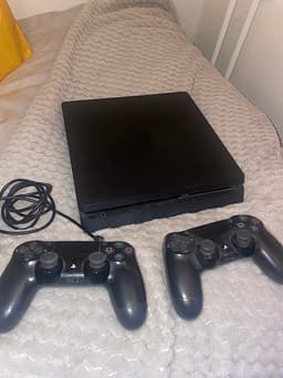 PS4 + 2 konsoler