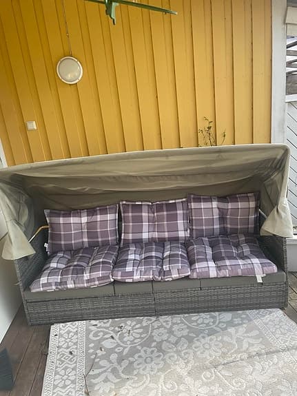 Utesoffa med tak i konstrotting grå