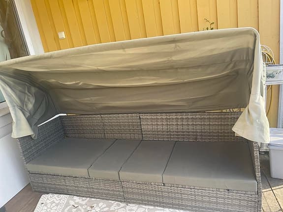 Utesoffa med tak i konstrotting grå