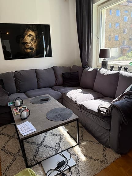 Grå hörnsoffa med schäslong