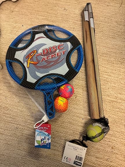 Sommarlek brännboll och beachtennis