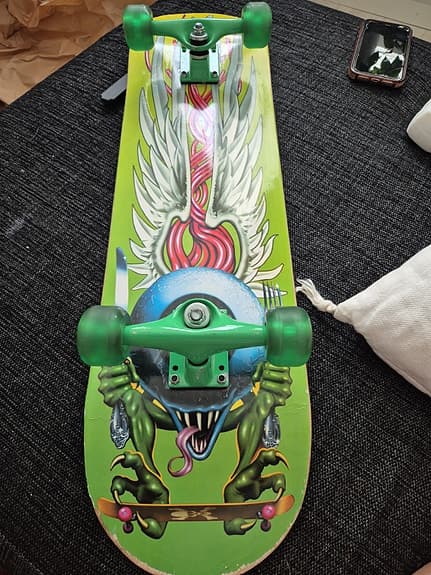 Skateboard grön med motiv