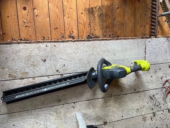 Ryobi häcksax, trimmer och rullborste till trall etc 18V batteridriven