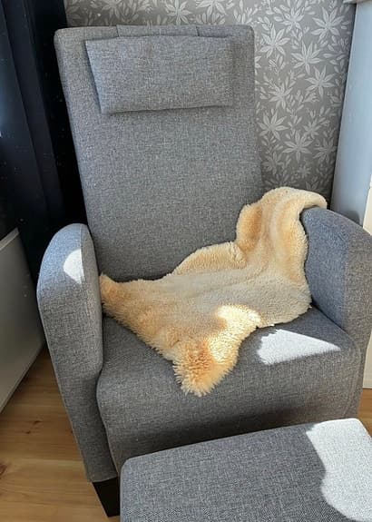TVÅ SKÖNA FOTÖLJER I NYSKICK
