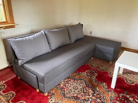 Bäddsoffa med schäslong och förvaring