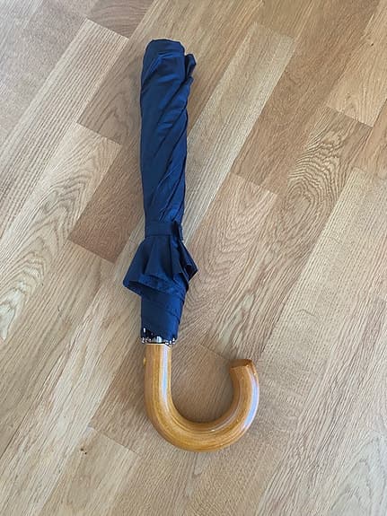 Paraply med trähandtag