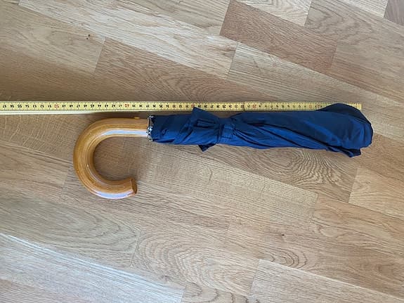 Paraply med trähandtag