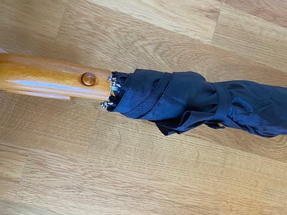 Paraply med trähandtag