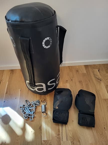 Casall boxningssäck med handskar svart
