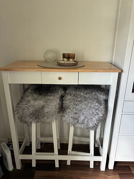 Barbord med två barpallar (oanvänt)