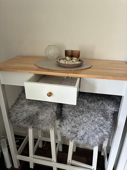 Barbord med två barpallar (oanvänt)
