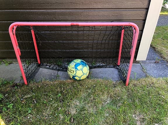 Litet fotbollsmål i metall 94x60x40 cm