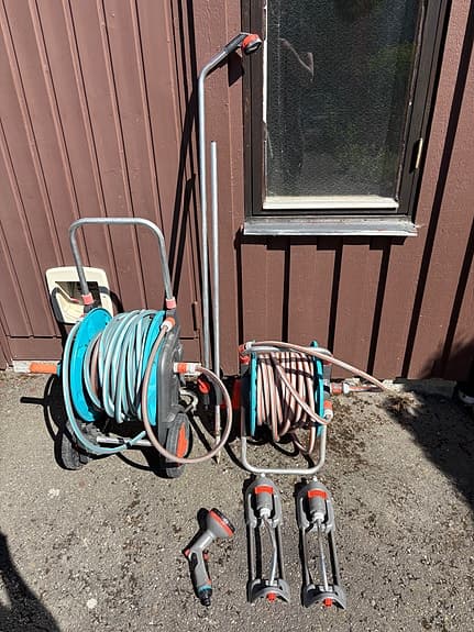 Gardena slangvindor med trädgårdsslang och munstycken