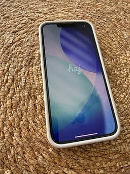 iPhone 14 - 128GB + beige MagSafe-skal