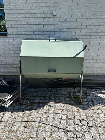 Grön roterande komposttunna på ställning