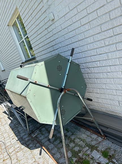 Grön roterande komposttunna på ställning