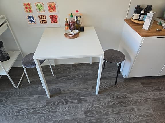 matbord + 2 stolar