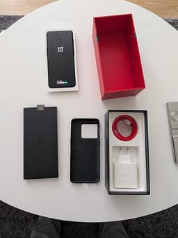 OnePlus 10 Pro med original laddare och skal