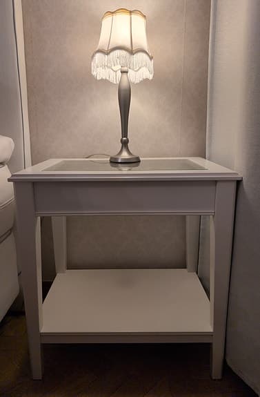 IKEA LIATORP sidobord med elegant glasskiva, vit, i mycket fint skick!