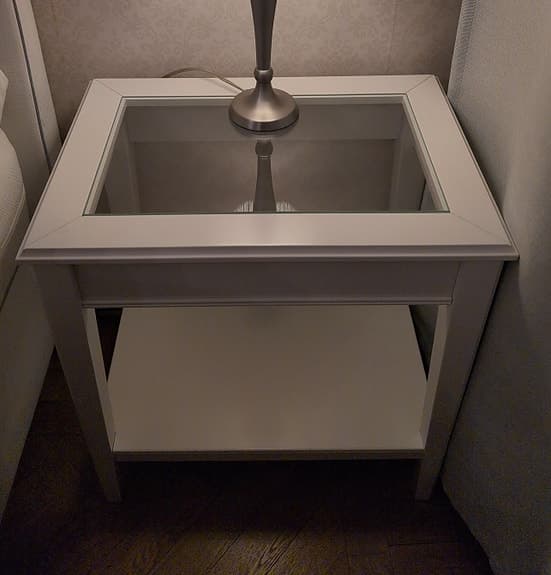 IKEA LIATORP sidobord med elegant glasskiva, vit, i mycket fint skick!