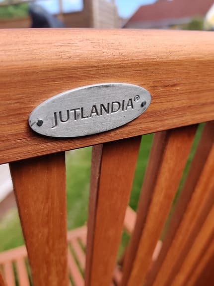 Jutlandia trädgårdsstol i trä med armstöd