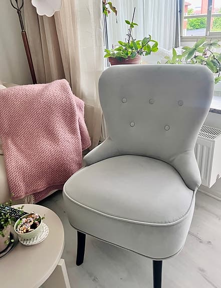 Ljusgrå Emmafåtölj från Mio - som ny