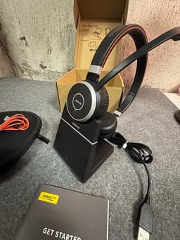 Jabra Evolve 65 headset med USB-laddststion, dongel och fodral
