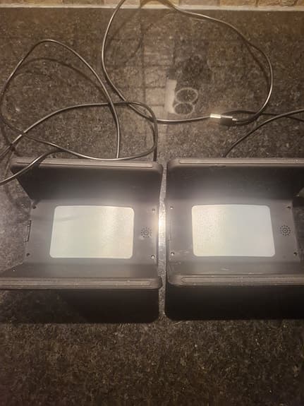 Två Audix Digitala alarmklockor med trådlös mobilladdning