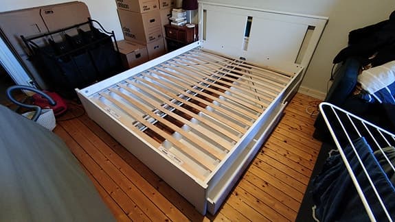 IKEA 160cm sängstomme med ribbotten och förvaring vit
