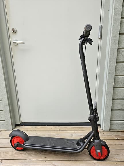 Elsparkcykel Ninebot Segway för barn inklusive hjälm