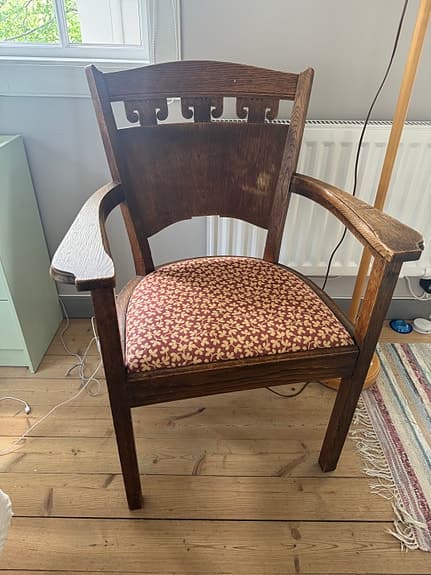 Stol med armstöd