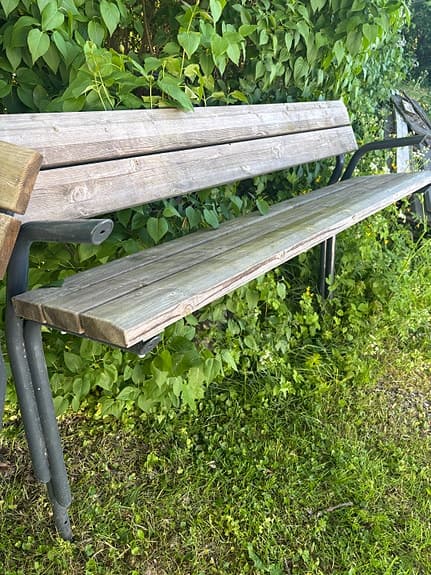 Trädgårdsbänk i trä med metallstativ