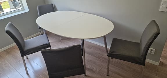 Rejäl matgrupp av hög kvalitet: Bord med iläggsskiva + 4 stolar