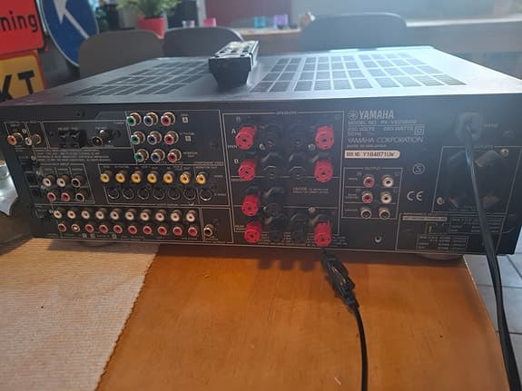 Yamaha RX-V620RDS förstärkare med Jamo E 550 högtalare