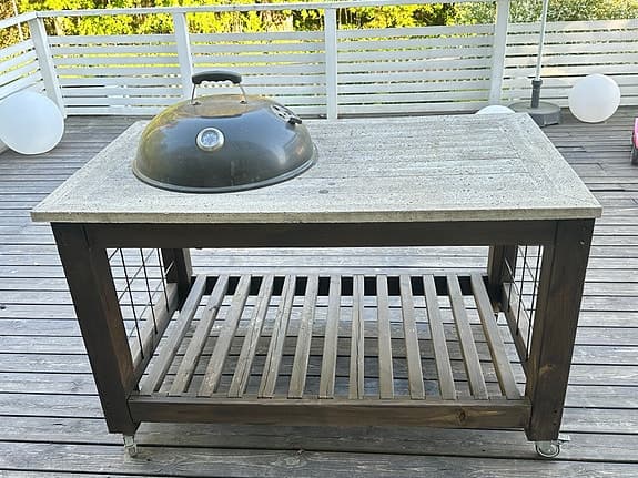 Inbyggd kolgrill i betongbord med förvaringshylla