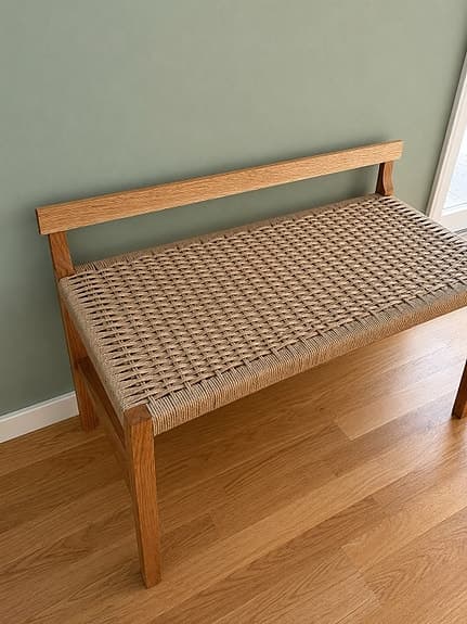 Ekbänk med flätad sits