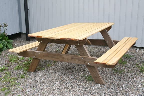 Trädgårdsbord med bänkar i trä