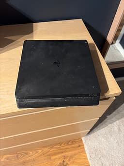 Ps4 konsol med alla sladdar