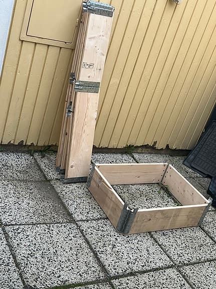 Odlingslåda i trä med metallbeslag